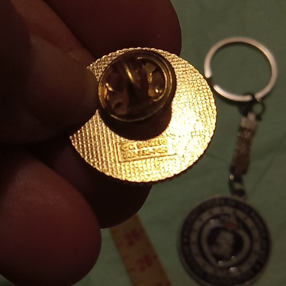 Lot of 9 Vintage Pins Keychains - Picture 7 of 13